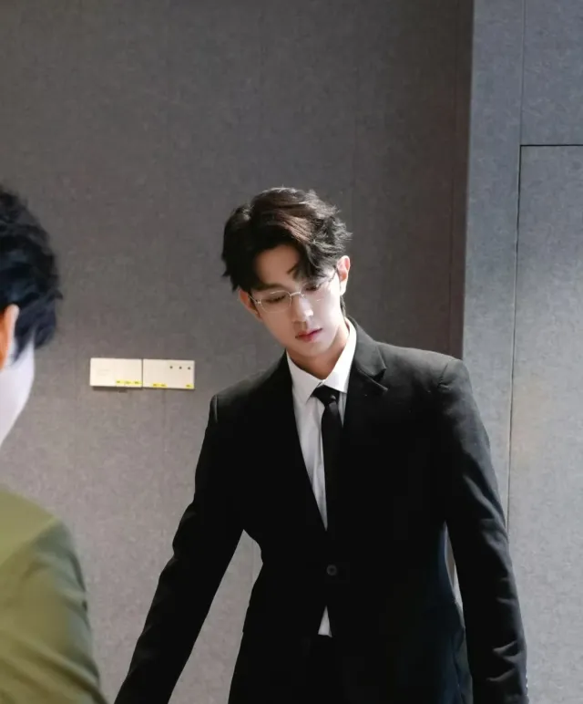 Li Peien: Feverish Possession