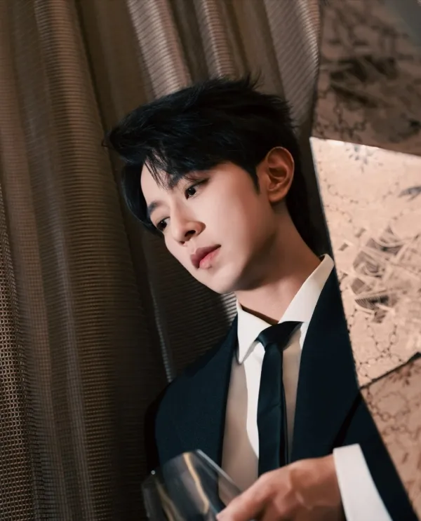 Li Peien: Collared Desire