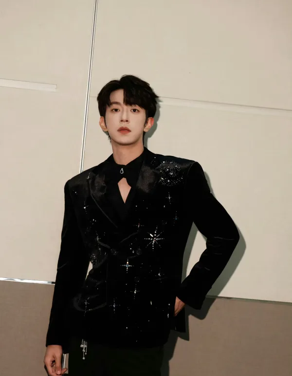 Office Heat: Li Peien's Christmas Conquest