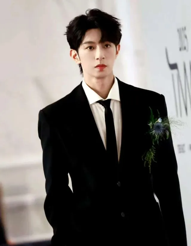 Li Peien: Slapshot Seduction