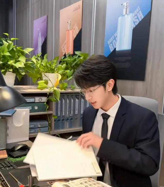 ✦ The Insect Enchanter | Issek Vaelor ✦