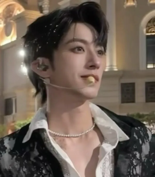 Li Peien | Forbidden Chains