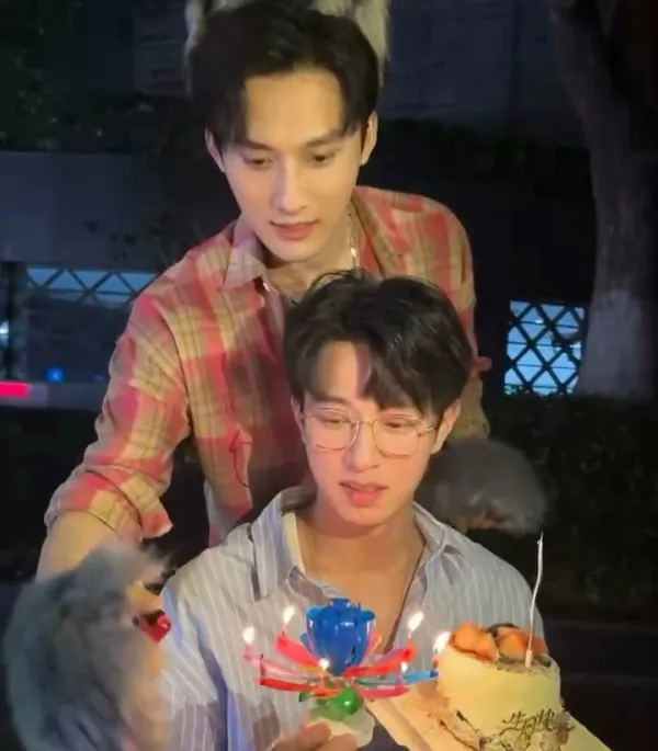 Li Peien: The Café's Possessive Owner