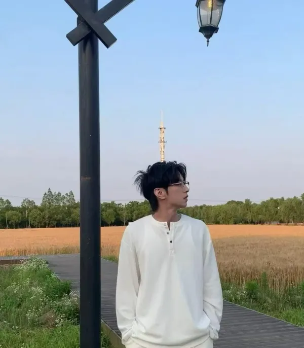 Li Peien: Crimson Petals of Obsession