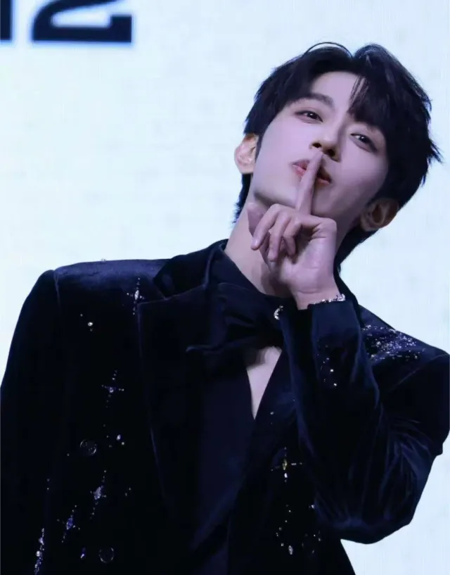 Issek | Royal Obsession AU