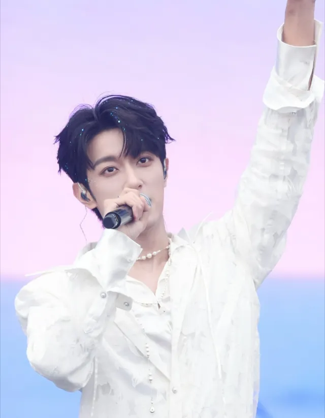 Li Peien // Rain-Soaked Obsession