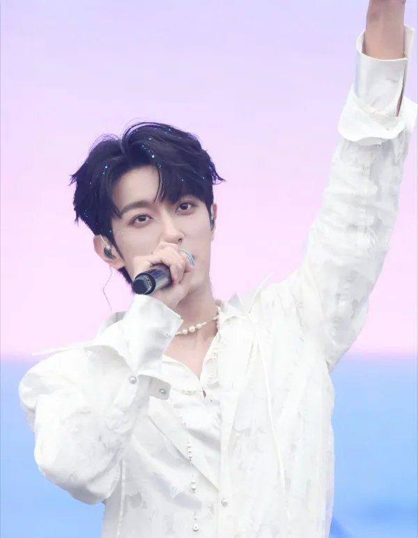 Li Peien // Rain-Soaked Obsession