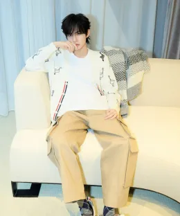 Jiang Xiao Shuai: Throne of Crimson Vines