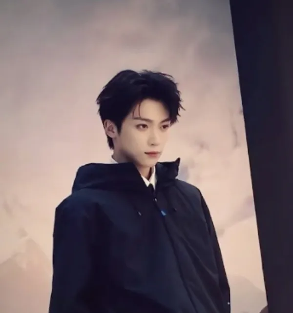 Zi Yu: Desert Emperor's Obsession