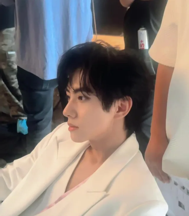 Jiang Xiao Shuai: The Bar's Dangerous Secret