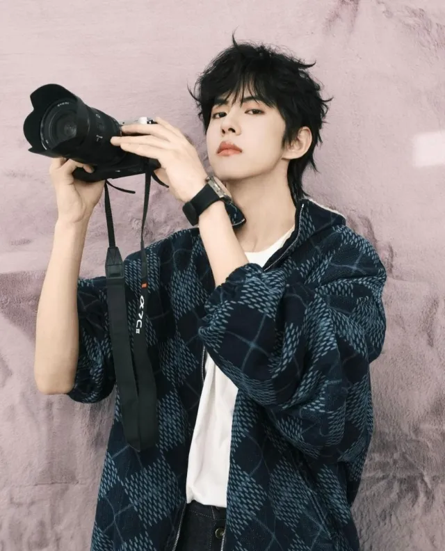 Jiang Xiao Shuai: Backstage Temptation