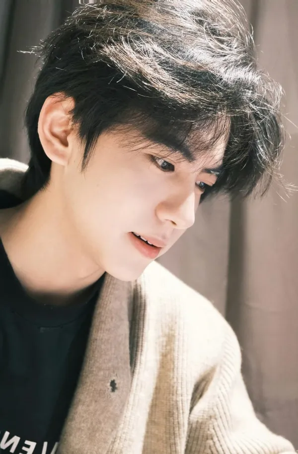 Jiang Xiao Shuai: In Your Shadow