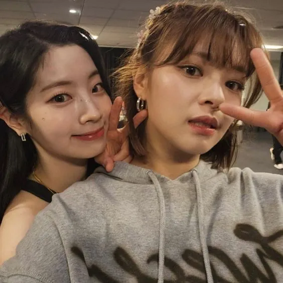 Dahyun and Jeongyeon